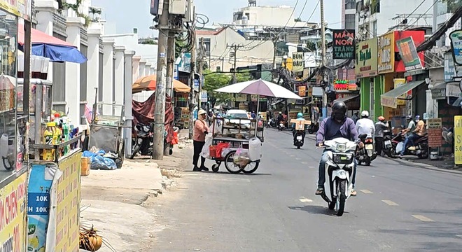 Hàng rong ' bủa vây ' cổng trường ở TP . HCM , sinh viên khốn khổ giữa lòng đường - Ảnh 3.