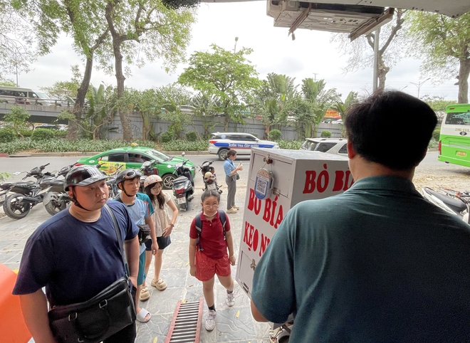 Chân dung anh bán bò bía nổi tiếng nhất Hà Nội: Từng làm công an xã, thợ xây- Ảnh 5. Chân dung anh bán bò bía nổi tiếng nhất Hà Nội: Từng làm công an xã, thợ xây- Ảnh 5.