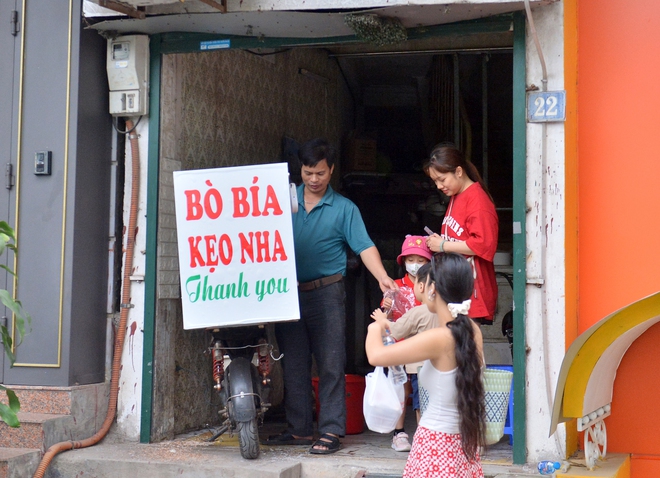 Chân dung anh bán bò bía nổi tiếng nhất Hà Nội: Từng làm công an xã, thợ xây- Ảnh 4. Chân dung anh bán bò bía nổi tiếng nhất Hà Nội: Từng làm công an xã, thợ xây- Ảnh 4.