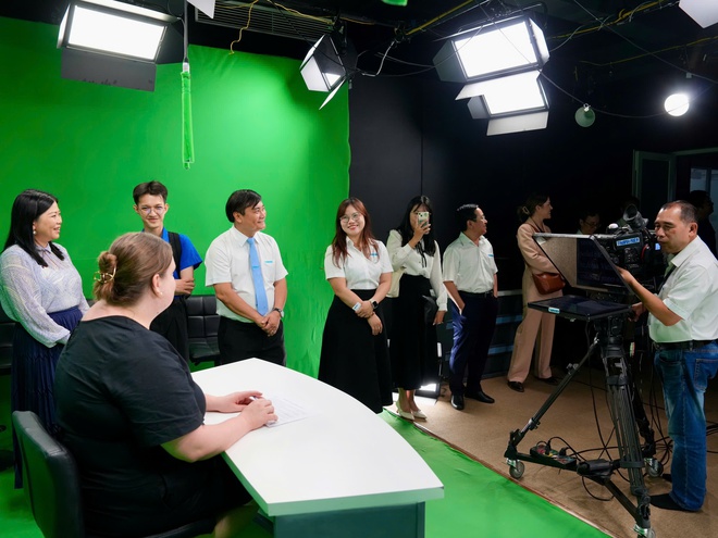 Đoàn đại biểu Hội đồng Giao lưu chính trị Úc thăm Báo Thanh Niên - Ảnh 10.