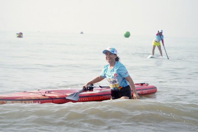 Phố biển Quy Nhơn sặc sỡ sắc m&agrave;u trong giải đua thuyền sup- Ảnh 12.