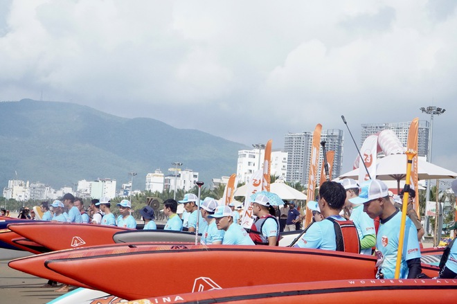 Phố biển Quy Nhơn sặc sỡ sắc m&agrave;u trong giải đua thuyền sup- Ảnh 2.