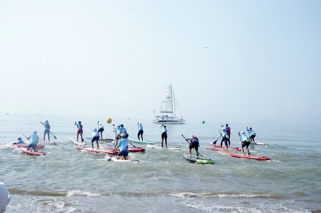 Phố biển Quy Nhơn sặc sỡ sắc m&agrave;u trong giải đua thuyền sup- Ảnh 6.