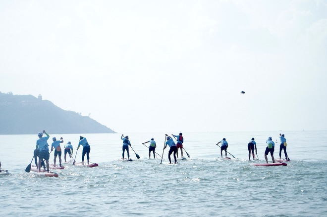 Phố biển Quy Nhơn sặc sỡ sắc m&agrave;u trong giải đua thuyền sup- Ảnh 7.