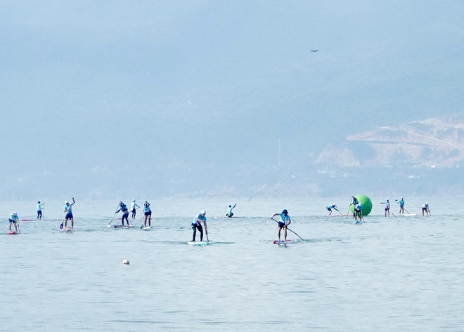 Phố biển Quy Nhơn sặc sỡ sắc m&agrave;u trong giải đua thuyền sup- Ảnh 10.