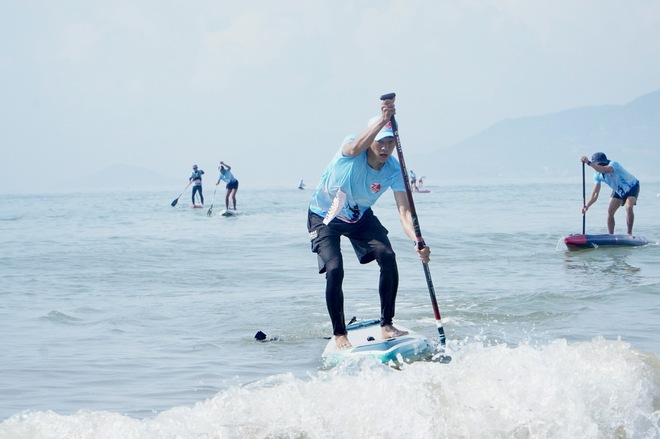 Phố biển Quy Nhơn sặc sỡ sắc m&agrave;u trong giải đua thuyền sup- Ảnh 11.