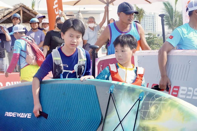 Phố biển Quy Nhơn sặc sỡ sắc m&agrave;u trong giải đua thuyền sup- Ảnh 14.