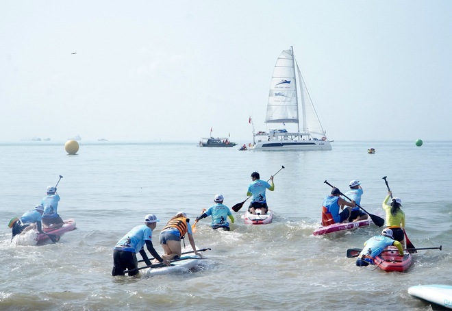 Phố biển Quy Nhơn sặc sỡ sắc m&agrave;u trong giải đua thuyền sup- Ảnh 8.