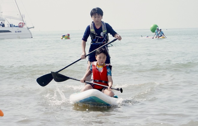 Phố biển Quy Nhơn sặc sỡ sắc m&agrave;u trong giải đua thuyền sup- Ảnh 15.