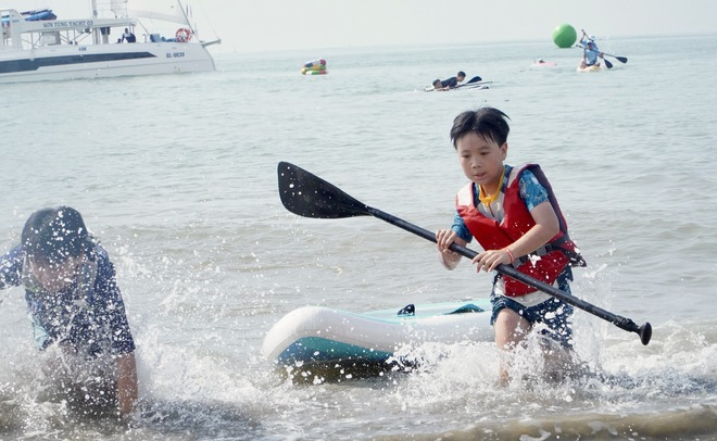 Phố biển Quy Nhơn sặc sỡ sắc m&agrave;u trong giải đua thuyền sup- Ảnh 16.