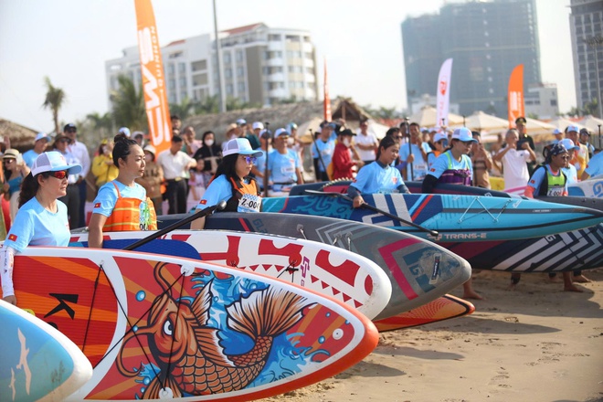 Phố biển Quy Nhơn sặc sỡ sắc m&agrave;u trong giải đua thuyền sup- Ảnh 4.