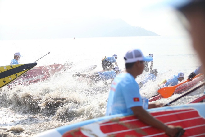 Phố biển Quy Nhơn sặc sỡ sắc m&agrave;u trong giải đua thuyền sup- Ảnh 9.