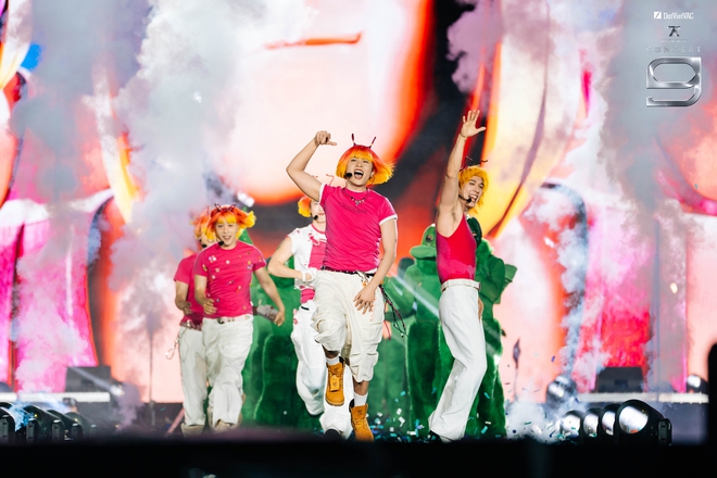 HIEUTHUHAI, Quang H&ugrave;ng MasterD c&ugrave;ng d&agrave;n anh trai 'đốt ch&aacute;y' s&acirc;n khấu- Ảnh 8.