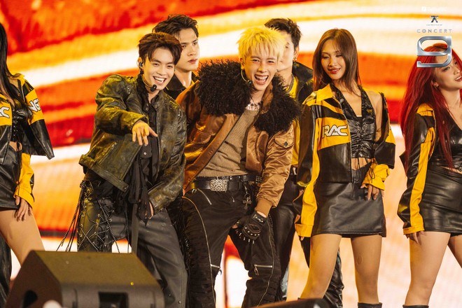 HIEUTHUHAI, Quang H&ugrave;ng MasterD c&ugrave;ng d&agrave;n anh trai 'đốt ch&aacute;y' s&acirc;n khấu- Ảnh 3.