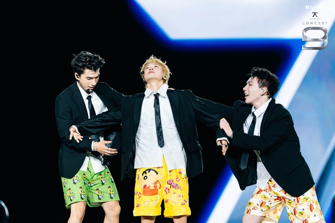 HIEUTHUHAI, Quang H&ugrave;ng MasterD c&ugrave;ng d&agrave;n anh trai 'đốt ch&aacute;y' s&acirc;n khấu- Ảnh 9.