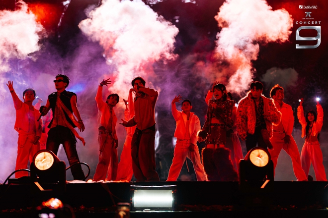 HIEUTHUHAI, Quang H&ugrave;ng MasterD c&ugrave;ng d&agrave;n anh trai 'đốt ch&aacute;y' s&acirc;n khấu- Ảnh 4.