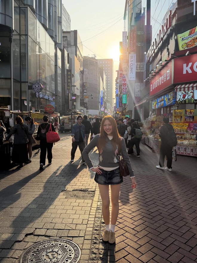 Chân váy denim 'khuấy đảo' phong cách thời trang mùa hè- Ảnh 2.