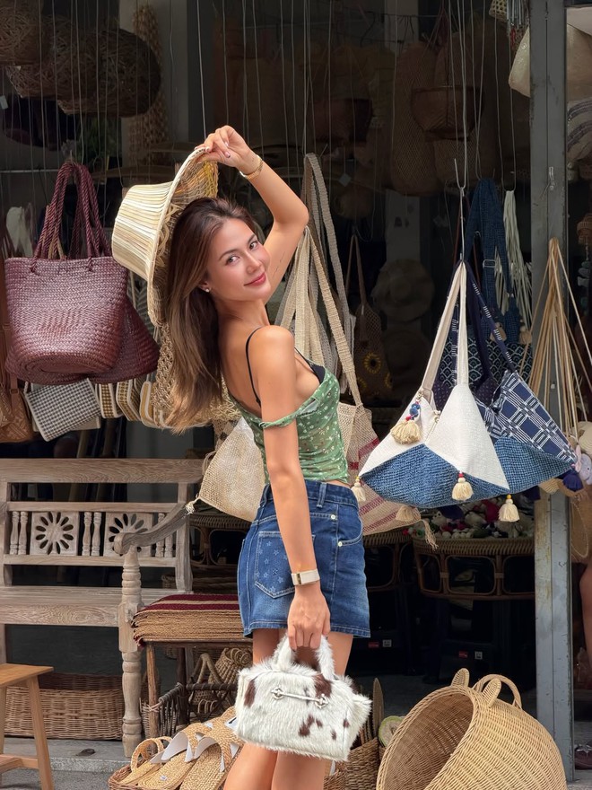 Chân váy denim 'khuấy đảo' phong cách thời trang mùa hè- Ảnh 4.