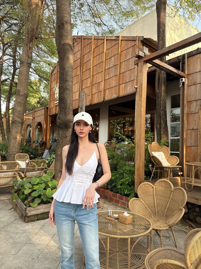 Bản phối áo hai dây cùng quần jeans giúp nàng tự tin khoe cá tính- Ảnh 3.