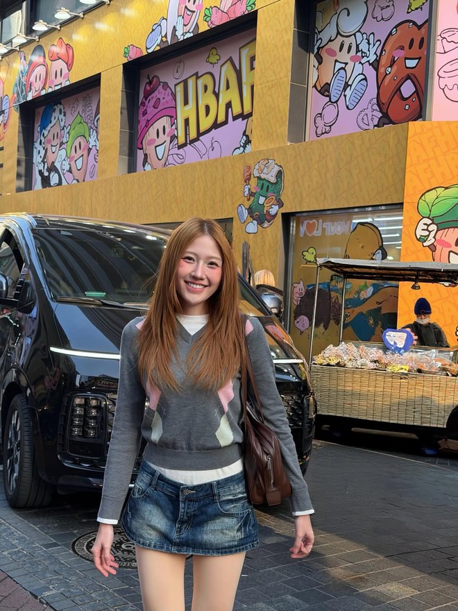 Chân váy denim 'khuấy đảo' phong cách thời trang mùa hè- Ảnh 1.