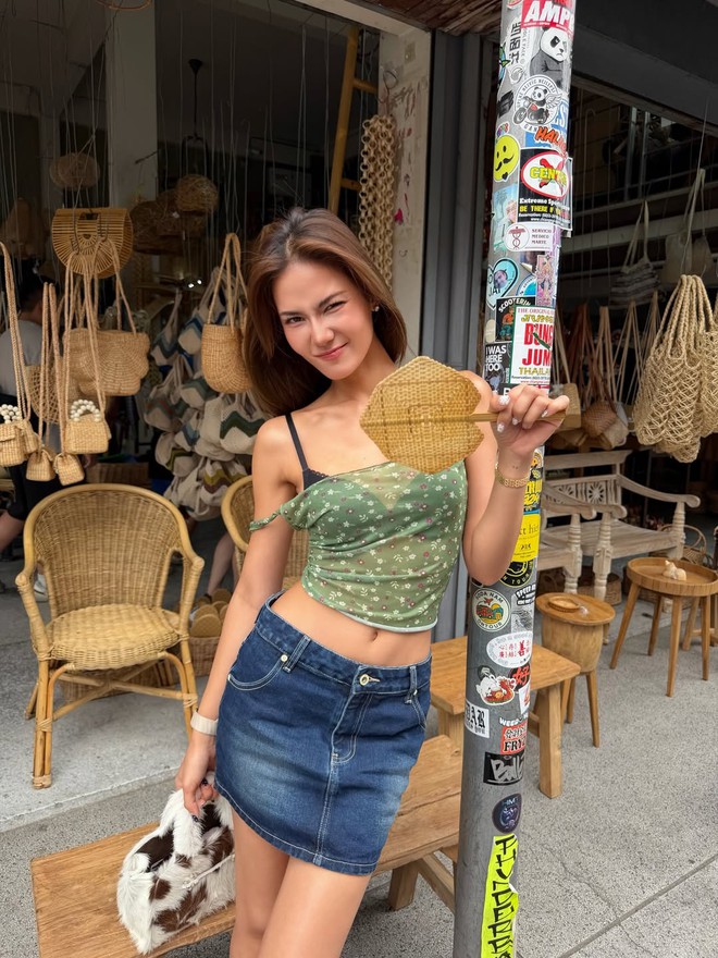 Chân váy denim 'khuấy đảo' phong cách thời trang mùa hè- Ảnh 5.