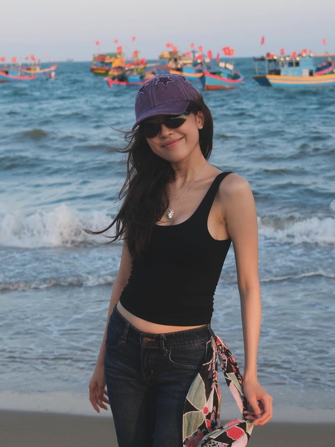 Bản phối áo hai dây cùng quần jeans giúp nàng tự tin khoe cá tính- Ảnh 7.