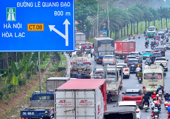 Đại lộ Thăng Long &ugrave;n tắc d&agrave;i, người d&acirc;n chật vật về nh&agrave; giờ tan tầm- Ảnh 6.
