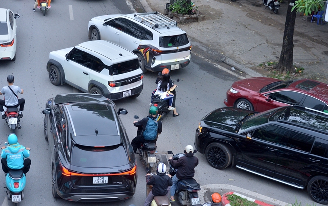 Đại lộ Thăng Long &ugrave;n tắc d&agrave;i, người d&acirc;n chật vật về nh&agrave; giờ tan tầm- Ảnh 5.