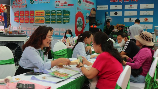 Muốn săn tour gi&aacute; tốt giữa m&ugrave;a gi&aacute; leo thang, người trẻ t&igrave;m đến địa điểm n&agrave;y- Ảnh 1.