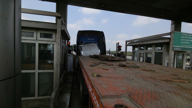 TP.HCM: Xe đầu k&eacute;o thắng gấp, cuộn th&eacute;p văng v&agrave;o trạm thu ph&iacute; cầu Ph&uacute; Mỹ- Ảnh 3.