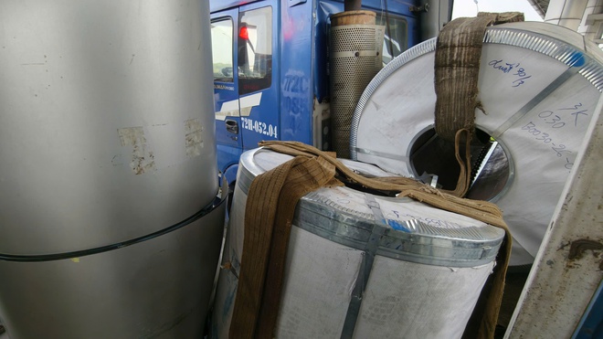 TP.HCM: Xe đầu k&eacute;o thắng gấp, cuộn th&eacute;p văng v&agrave;o trạm thu ph&iacute; cầu Ph&uacute; Mỹ- Ảnh 2.