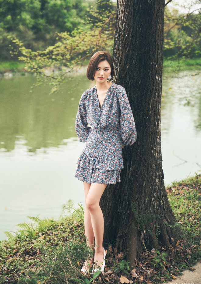 Váy hoa nhí tay phồng, kiểu váy họa tiết đẹp nhất mùa- Ảnh 12.