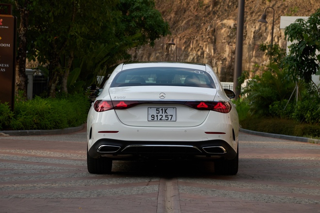 '&Ocirc;m' v&ocirc;-lăng Mercedes E300 AMG v&ograve;ng quay đảo Ngọc: C&ograve;n điều g&igrave; gi&aacute; trị hơn chất sang? - Ảnh 3.