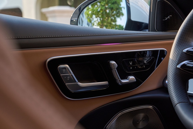 '&Ocirc;m' v&ocirc;-lăng Mercedes E300 AMG v&ograve;ng quay đảo Ngọc: C&ograve;n điều g&igrave; gi&aacute; trị hơn chất sang? - Ảnh 6.