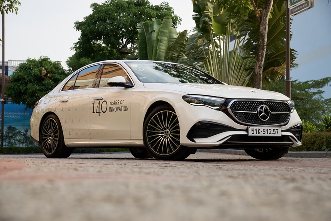 '&Ocirc;m' v&ocirc;-lăng Mercedes E300 AMG v&ograve;ng quay đảo Ngọc: C&ograve;n điều g&igrave; gi&aacute; trị hơn chất sang? - Ảnh 2.