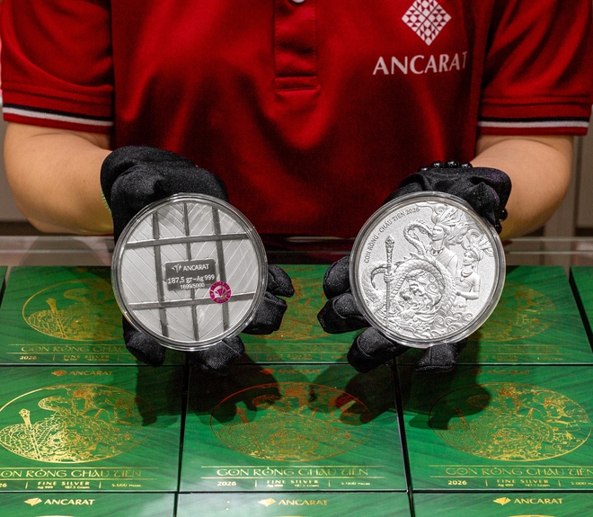 Gi&aacute; v&agrave;ng, gi&aacute; bạc s&aacute;ng 20.4 'lao dốc kh&ocirc;ng phanh' - Ảnh 1.