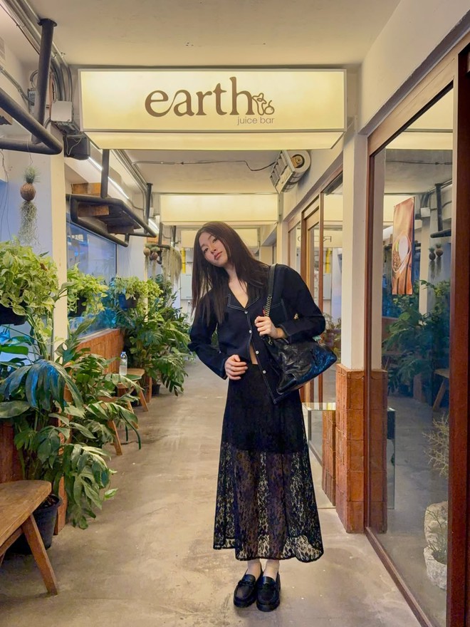 Váy ren và vẻ đẹp ‘nàng thơ’ đang chiếm sóng mùa hè - Ảnh 2.