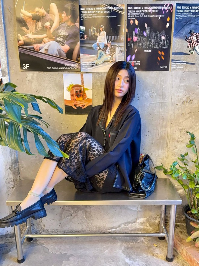 Váy ren và vẻ đẹp ‘nàng thơ’ đang chiếm sóng mùa hè - Ảnh 1.