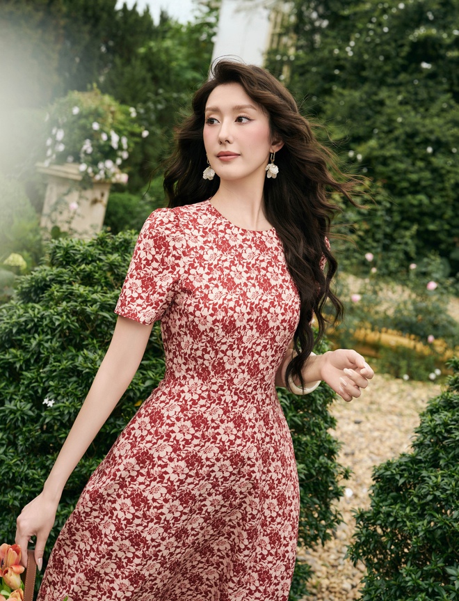 Váy hoa nhí tay phồng, kiểu váy họa tiết đẹp nhất mùa- Ảnh 9.