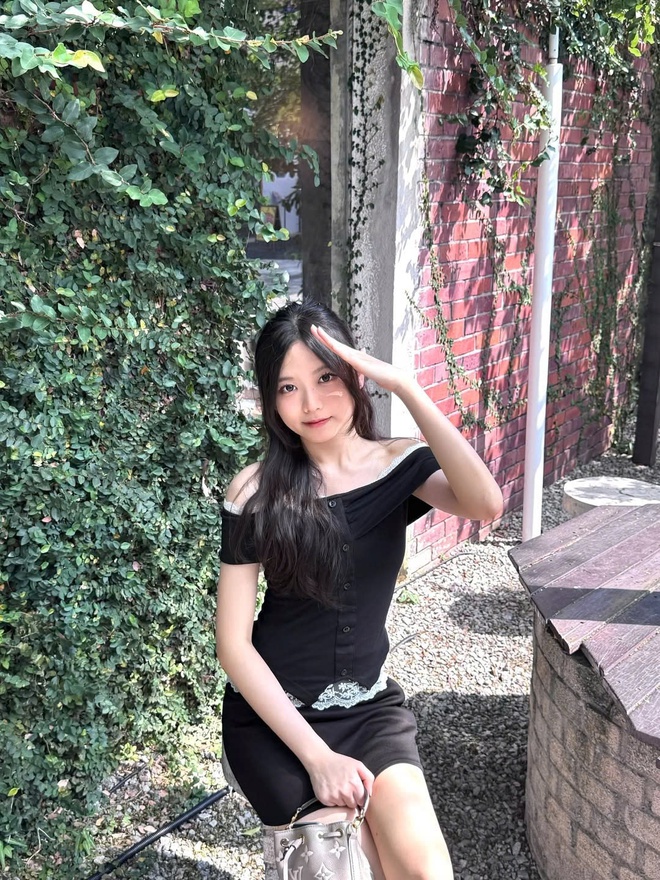 Sáng tạo diện mạo mới mỗi ngày cùng chân váy trơn không lỗi mốt - Ảnh 3.