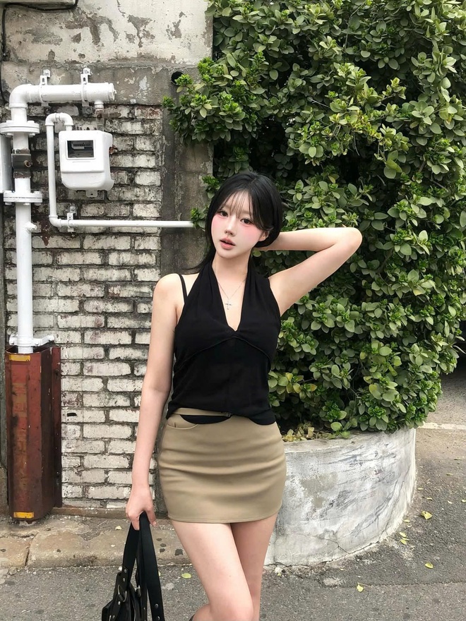 Sáng tạo diện mạo mới mỗi ngày cùng chân váy trơn không lỗi mốt - Ảnh 4.