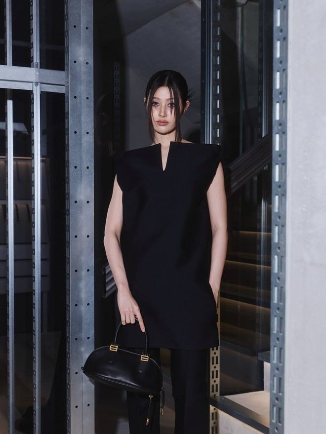 Không cần rực rỡ, trang phục màu đen vẫn giúp nàng nổi bật theo cách riêng - Ảnh 7.
