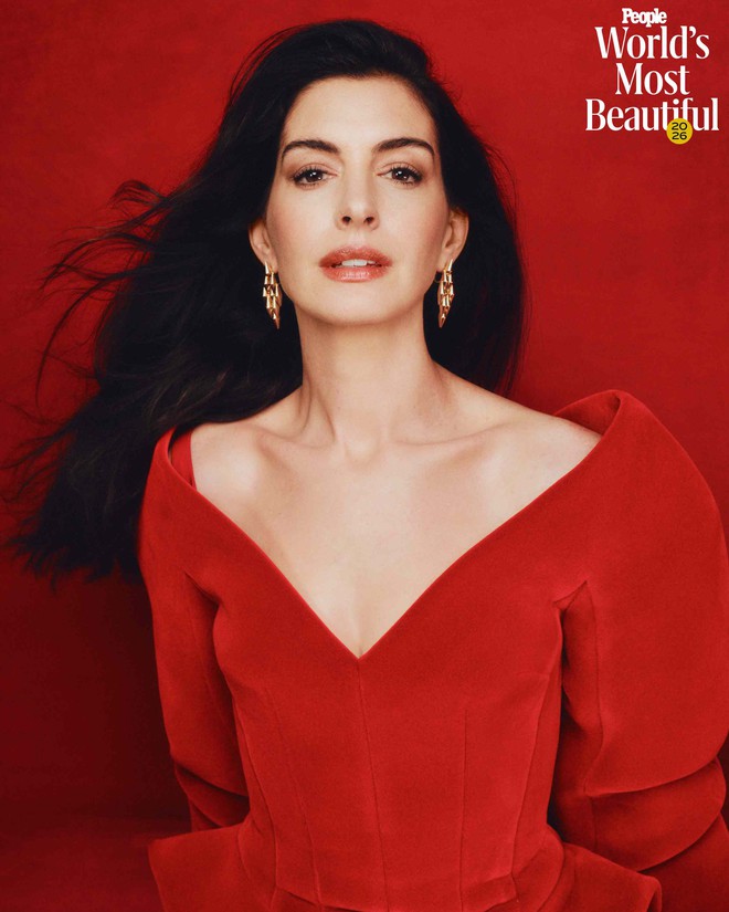 Anne Hathaway được vinh danh l&agrave; 'Người đẹp nhất thế giới 2026' - Ảnh 1.