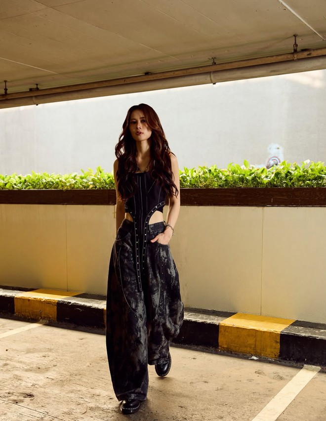 Không cần rực rỡ, trang phục màu đen vẫn giúp nàng nổi bật theo cách riêng - Ảnh 5.