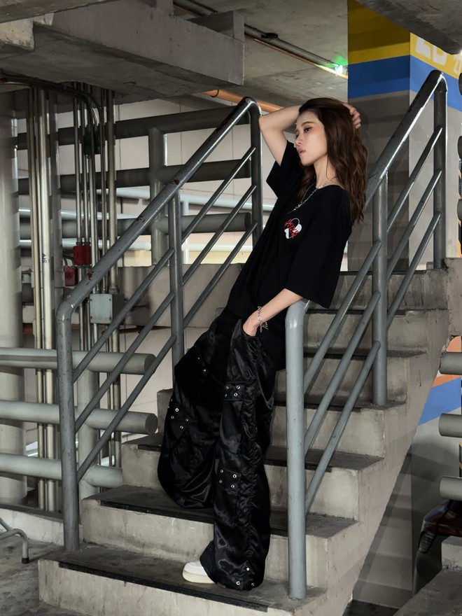 Không cần rực rỡ, trang phục màu đen vẫn giúp nàng nổi bật theo cách riêng - Ảnh 4.