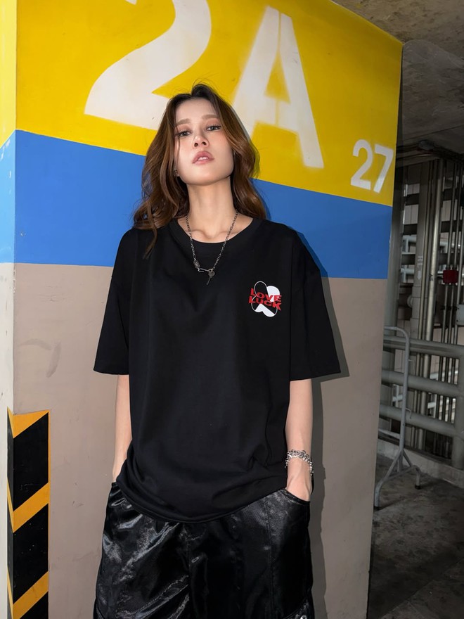 Không cần rực rỡ, trang phục màu đen vẫn giúp nàng nổi bật theo cách riêng - Ảnh 3.