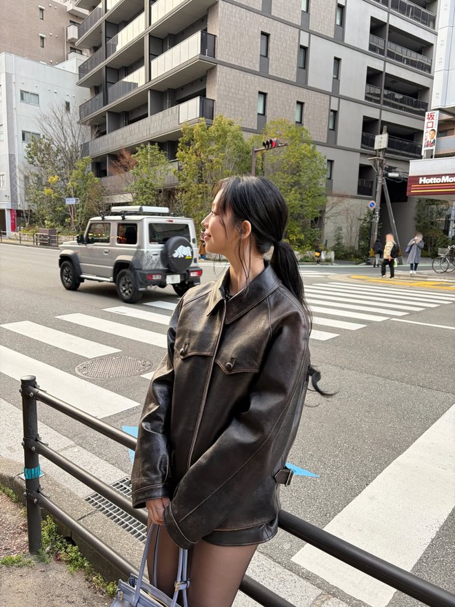 Không cần rực rỡ, trang phục màu đen vẫn giúp nàng nổi bật theo cách riêng - Ảnh 10.