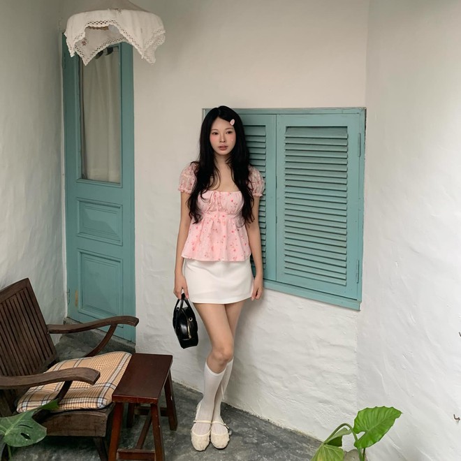 Tôn dáng cùng áo bèo nhún cho vẻ ngoài đáng yêu - Ảnh 2.