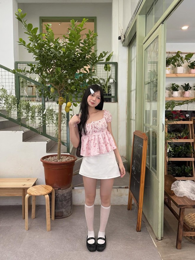 Tôn dáng cùng áo bèo nhún cho vẻ ngoài đáng yêu - Ảnh 3.