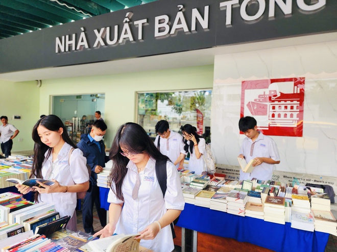 Người trẻ v&agrave; văn h&oacute;a đọc: Đọc s&aacute;ch kh&ocirc;ng c&ocirc; đơn- Ảnh 1.